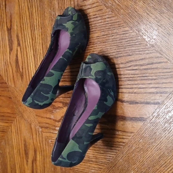 MADDEN GIRL CAMOUFLAGE PEEP TOE HEELS - Picture 1 of 10